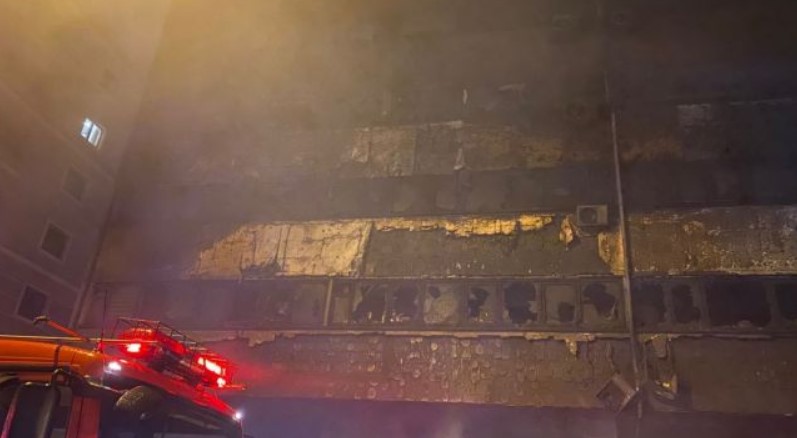 Incendiu violent în Constanța. Sute de oameni evacuați și zeci de mașini avariate. A fost activat Planul Roșu
