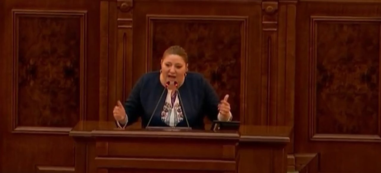VIDEO | Diana Șoșoacă, nou derapaj la tribuna Senatului: „Anulați porcăria de pandemie prin care furați de nu mai puteți și lăsați părinții în pace”