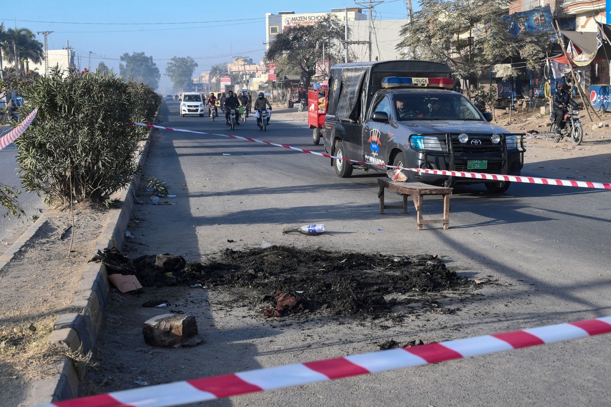 Cruzime fără margini. Directorul unei fabrici din Pakistan, ucis și incendiat după ce ar fi dat jos niște afișe cu citate din Coran
