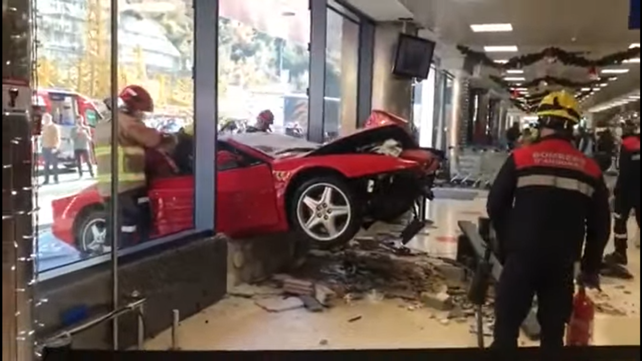 Un bătrân a intrat cu Ferrari-ul într-un mall