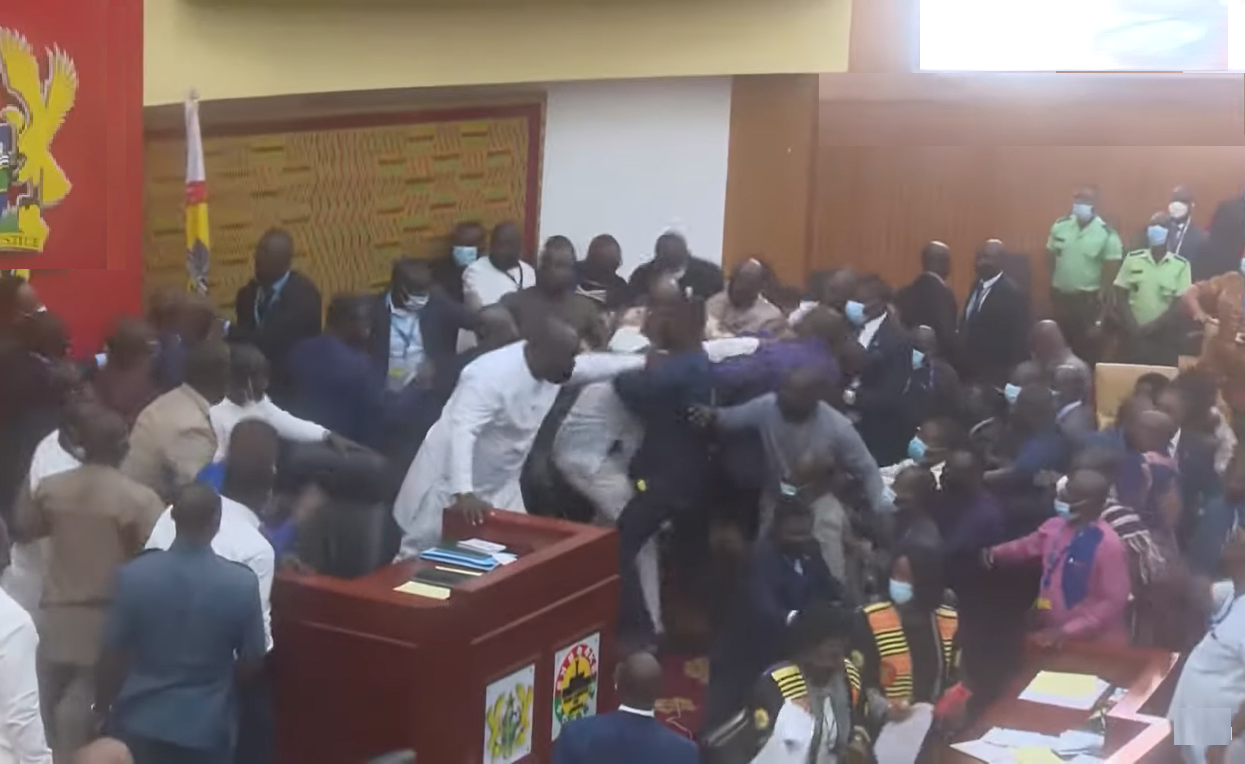 VIDEO. Bătaie în parlamentul din Ghana. De la ce a început cearta