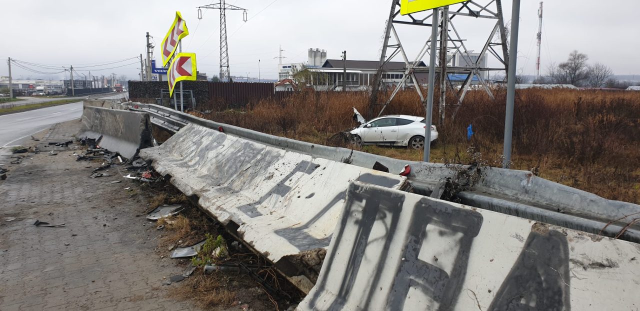 Accident spectaculos în „curba morții” de la ieșirea din Pitești. Ce au pățit pasagerii din mașina implicată