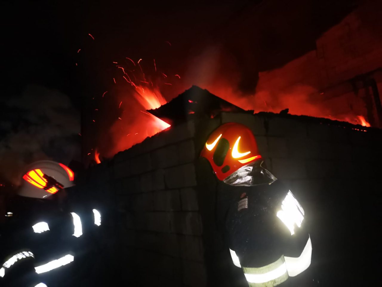 Caz șocant în Republica Moldova: Doi copii și-au blocat tatăl invalid în casă și au incendiat locuința