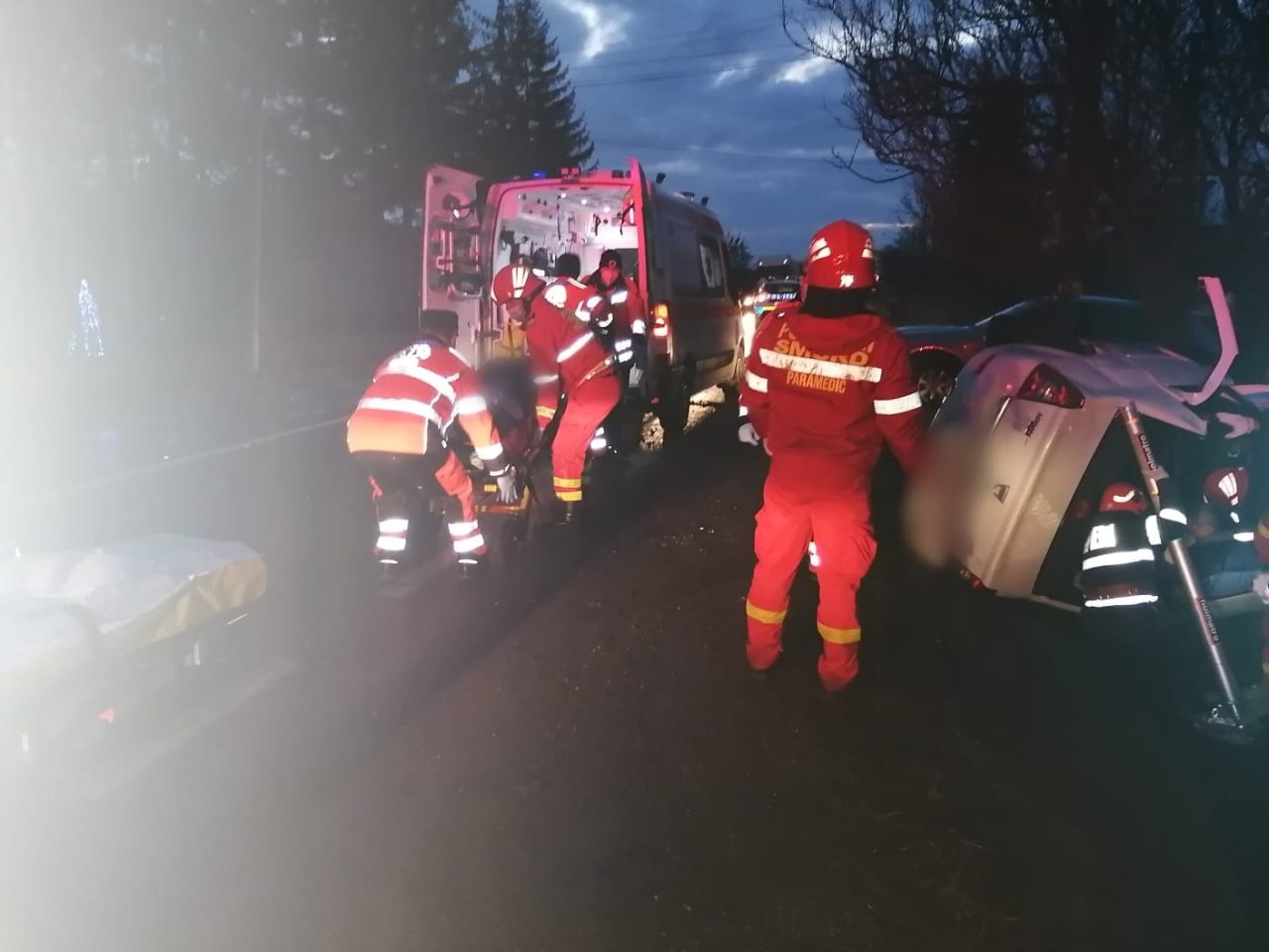 FOTO Un mort în urma unui accident grav între o ambulanță și o mașină, în Suceava