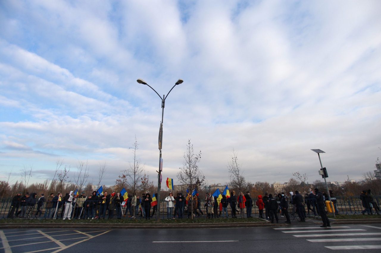 Protestul împotriva certificatului verde | Parlamentarii care s-au ales cu mașinile avariate, amenințați cu moartea