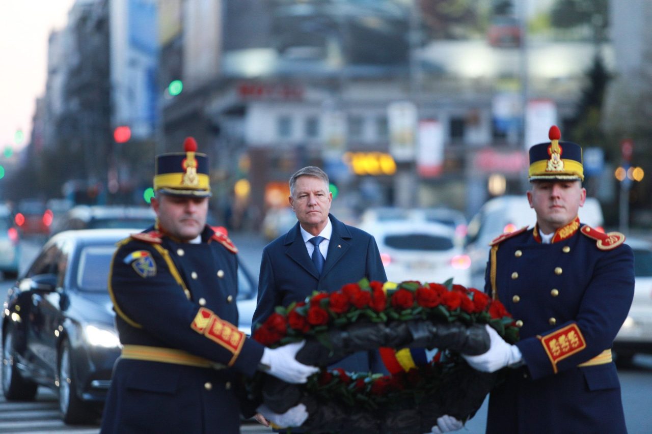 Klaus Iohannis a depus o coroană de flori în memoria victimelor Revoluției din Decembrie 1989