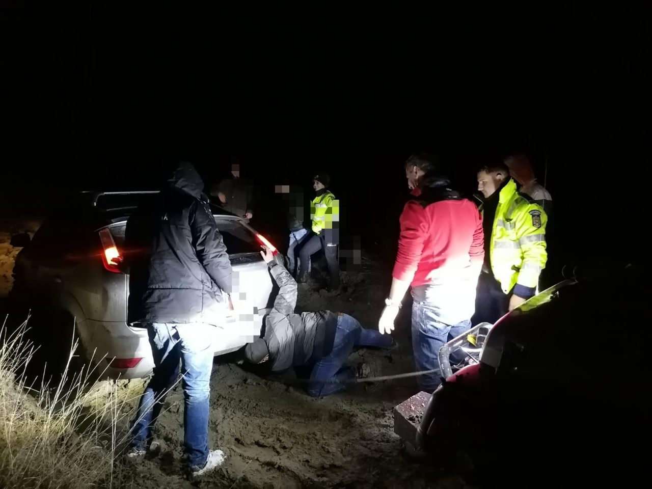 Patru persoane s-au rătăcit cu mașina, care a rămas împotmolită, după ce au urmat indicațiile GPS-ului. Cât a durat misiunea de salvare