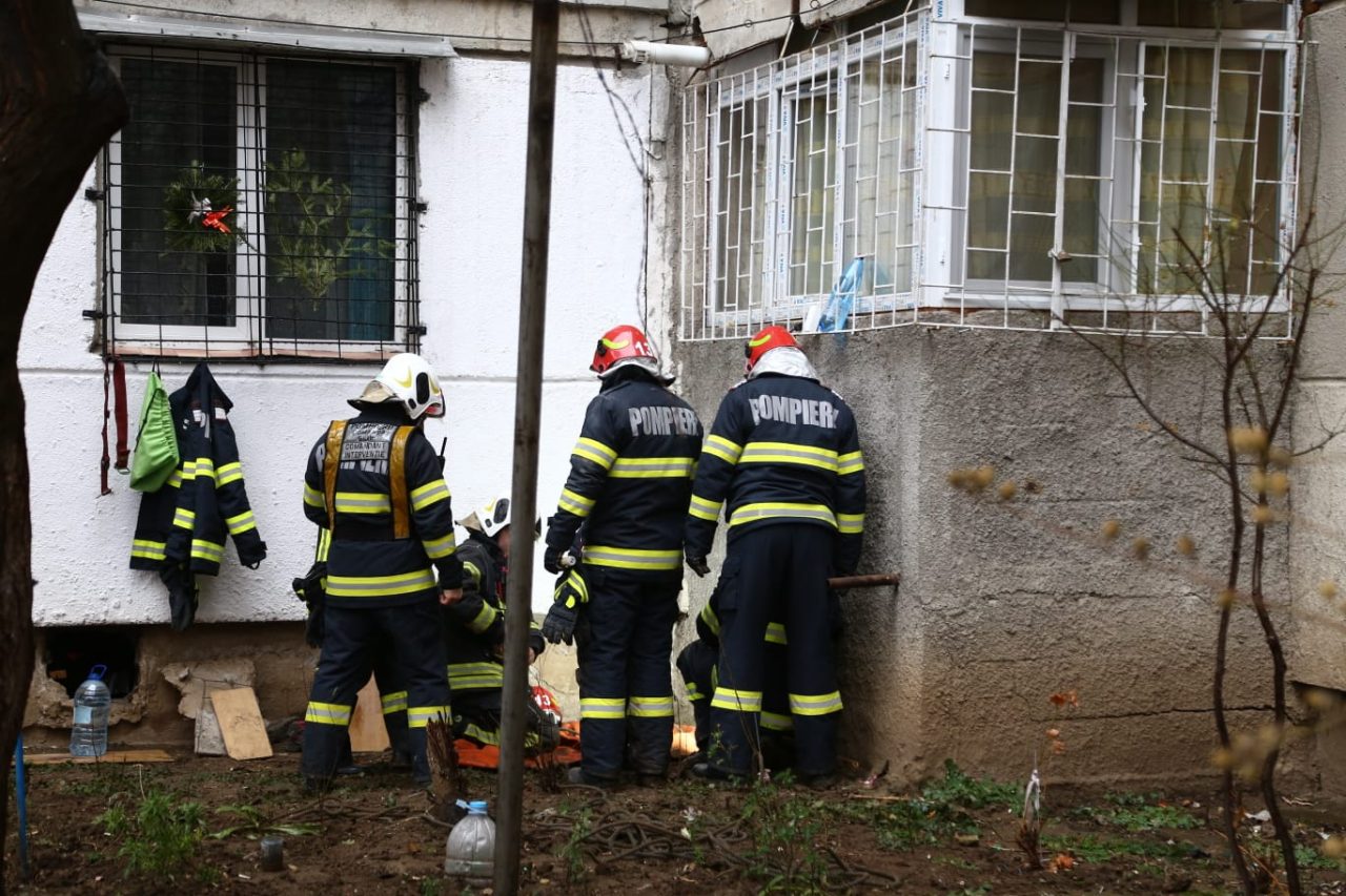 O femeie a murit, după ce a căzut de la etajul 4 al unui bloc din Ploiești. Polițiștii vor stabili dacă a fost un accident sau o sinucidere