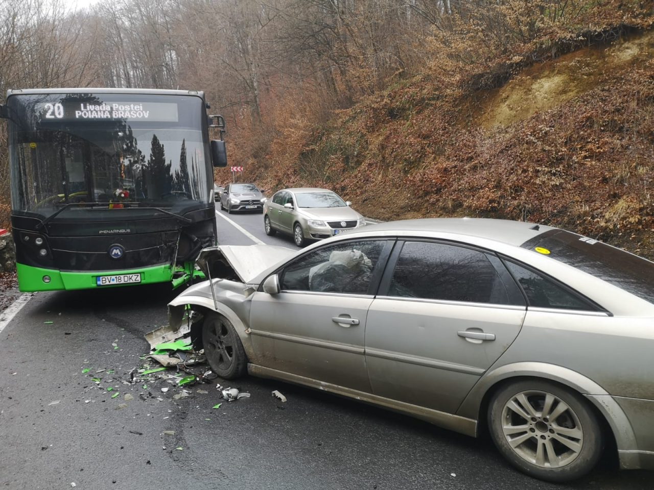 Autobuz din Brașov, implicat într-un accident rutier pe drumul care duce spre Poiană. Trei victime au fost transportate la spital