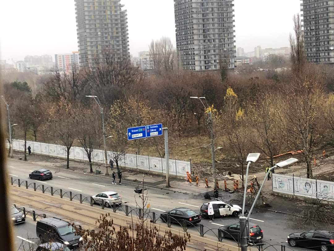 FOTO | Accident în București. Două mașini s-au ciocnit și, în urma impactului, au rupt doi copaci