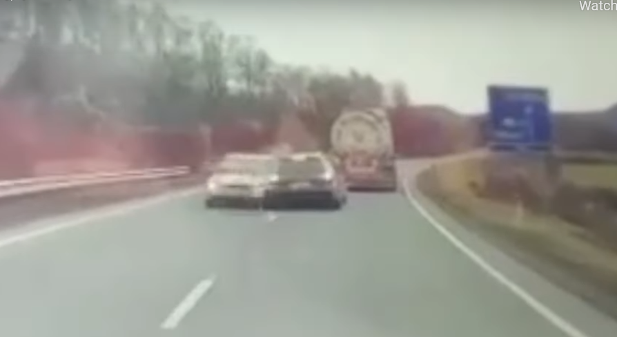 VIDEO | La doar câțiva centimetri de o tragedie, pe o șosea din Cluj. Un șofer a făcut o greșeală care îi putea fi fatală