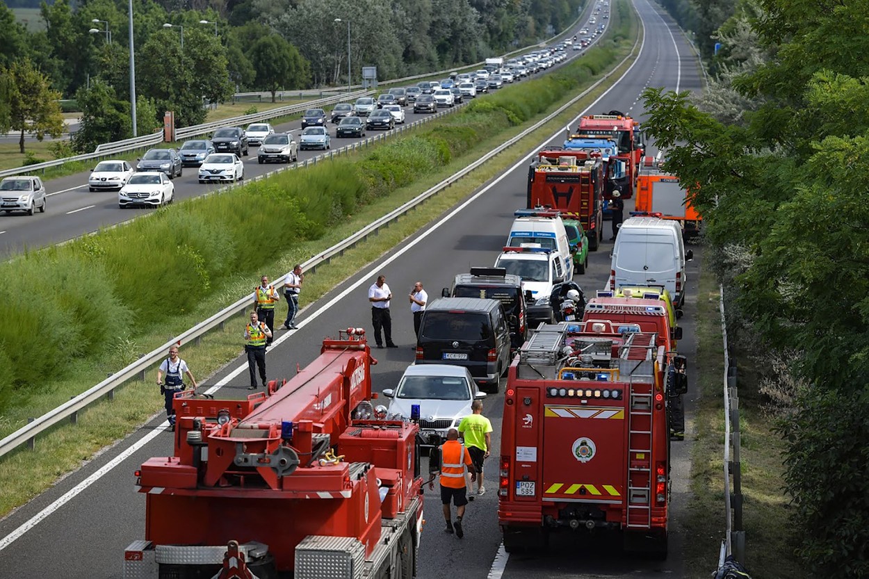 Șapte oameni au murit și alți patru au fost răniți, după ce șoferul unei mașini care transporta migranți a încercat să scape de poliție și a intrat într-o casă