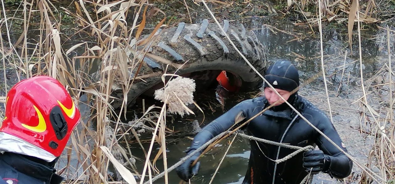 Un bărbat din Tulcea a murit, după ce s-a răsturnat cu tractorul într-un canal cu apă adânc de 2 metri (VIDEO)