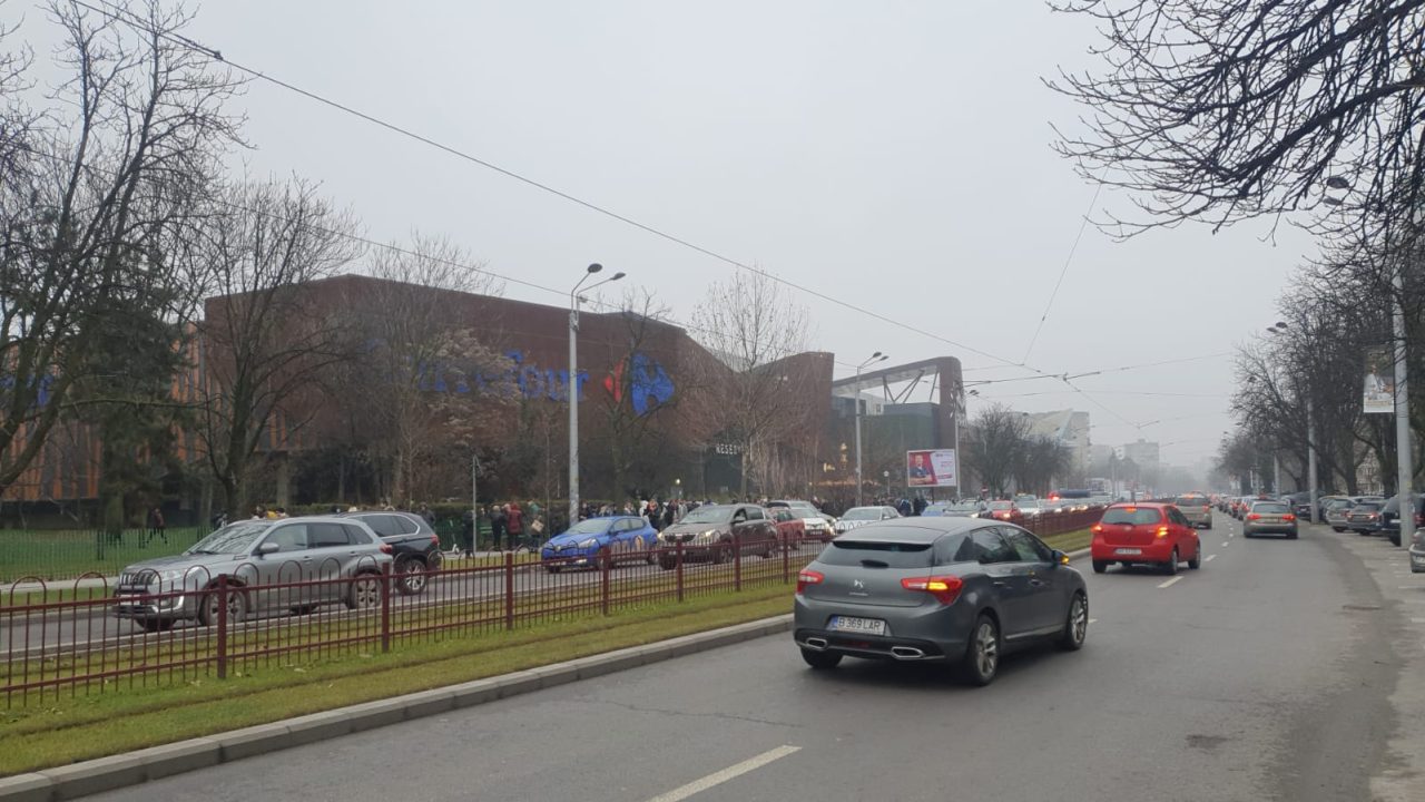 VIDEO-LIVE UPDATE | Alertă cu bombă într-un mall din București. Toți oamenii sunt evacuați. Ameninţarea a fost trimisă Poliţiei Capitalei prin e-mail