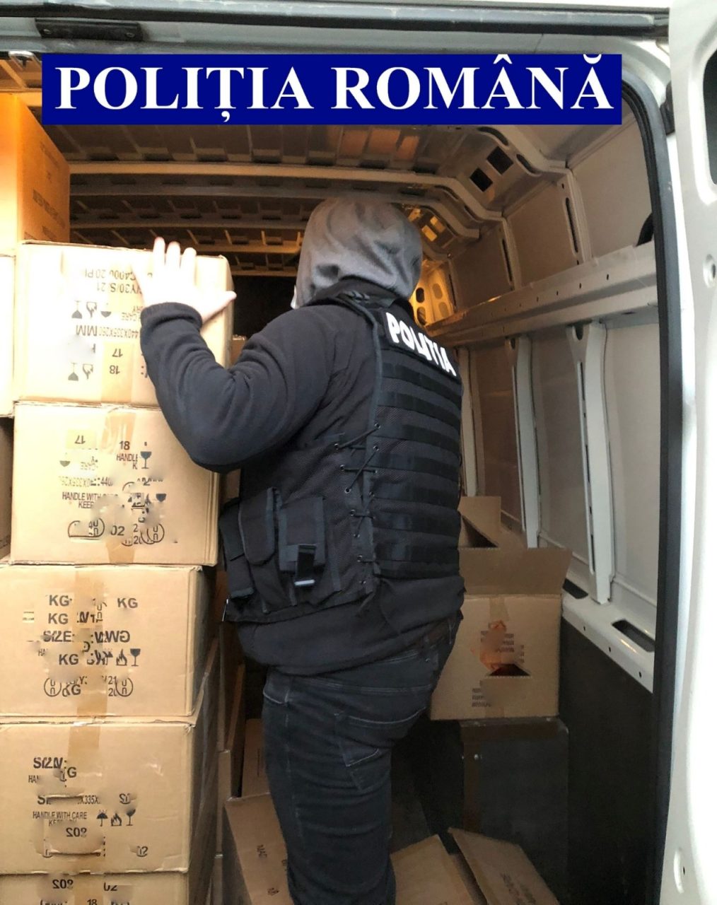 Polițiștii au confiscat aproape 9 tone de articole pirotehnice, după 11 percheziții domiciliare efectuate în București, Ilfov și Vâlcea (VIDEO)