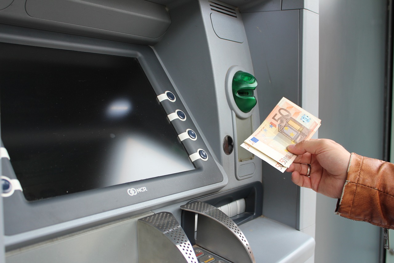 A primit în cont două milioane de lei, din greșeală, și a cheltuit banii pe mașini de lux. Isprava unui afacerist din București