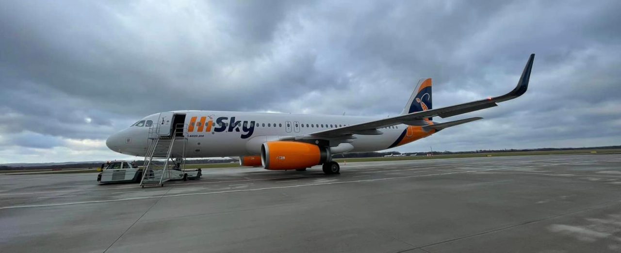 100 de pasageri care trebuiau să ajungă la Baia Mare, blocați pe un aeroport din Anglia. Compania aeriană nu are permisiunea de a zbura
