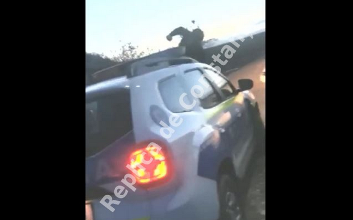 Bărbat din Constanța, trimis în judecată sub control judiciar după ce a amenințat mai mulți polițiști cu un topor (VIDEO)