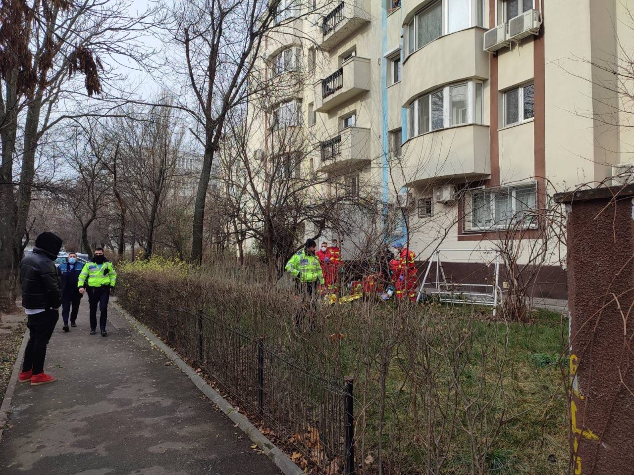 Un copil de 2 ani a supraviețuit miraculos, după ce a căzut de la etajul 4 al unui bloc din Piatra Neamț