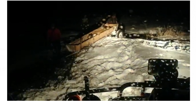 VIDEO | Doi bărbați au fost abandonați de prietenul lor pe un câmp, într-o zonă greu accesibilă. Au fost salvați de la îngheț de pompieri