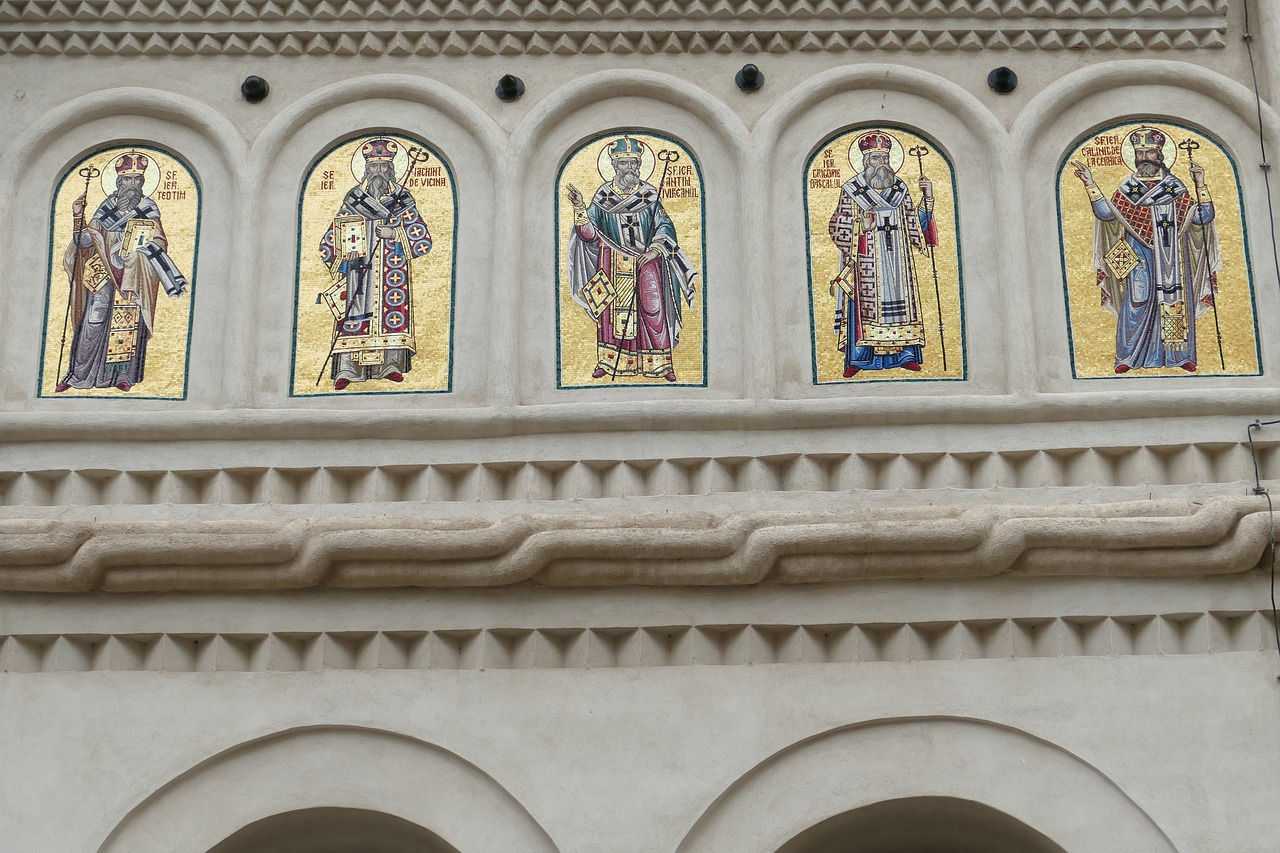 Sfântul Ştefan, devenit martir al Bisericii, sărbătorit în a treia zi de Crăciun. Peste 500.000 de români îşi serbează astăzi onomastica