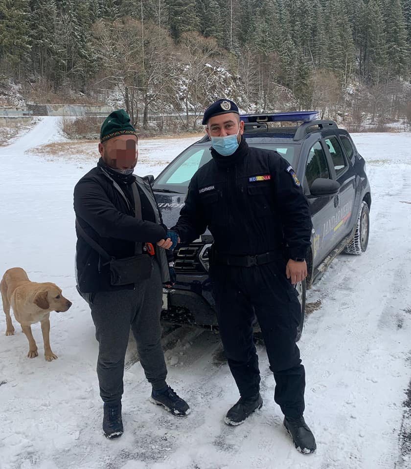 Un cetățean chinez a fost ajutat de jandarmii montani din Bihor să iasă cu mașina din zăpadă, iar polițiștii din Cluj au descoperit că bolidul de lux era furat