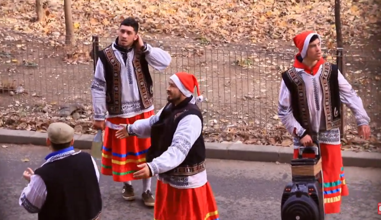 Trei tineri din județul Bacău au cerut adeverință de la Primărie, pentru a putea merge cu „Capra” prin sat. Ce răspuns au primit de la edilul comunei în care locuiesc