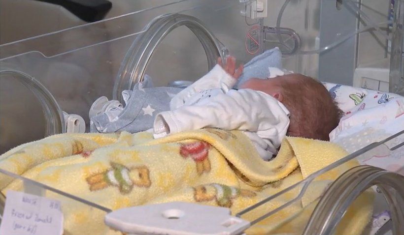 Ducuţă, bebelușul care s-a născut într-un grajd, a fost abandonat de mamă și a ajuns în spital. „A venit cu pământ în urechi”
