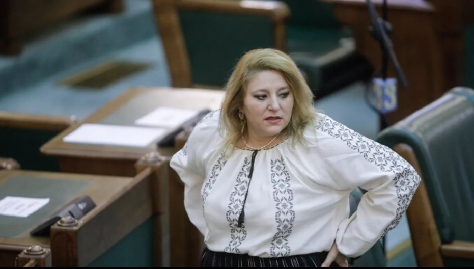 Susținători ai soțului Dianei Șoșoacă, amendați de jandarmi. Aceștia se adunaseră în fața parchetului, unde bărbatul era audiat pentru ultraj