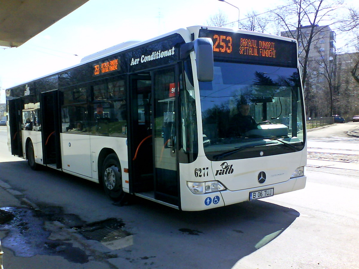 Un bărbat s-a tăiat la mâini, iar o femeie la picior, după ce un geam s-a spart în interiorul unui autobuz din Capitală