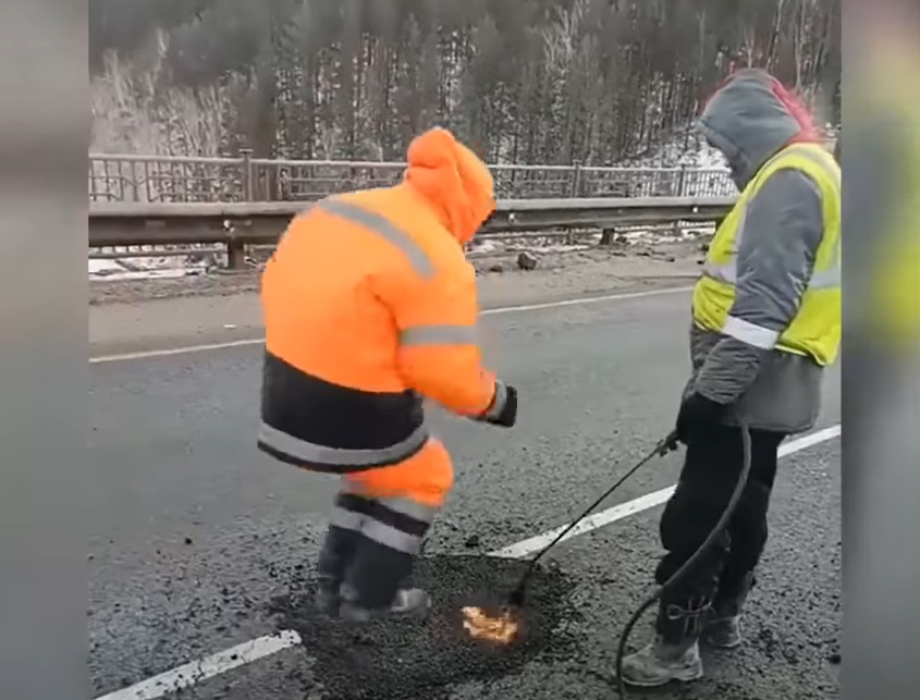 VIDEO. Imagini virale. Doi muncitori asfaltează un drum cu picioarele