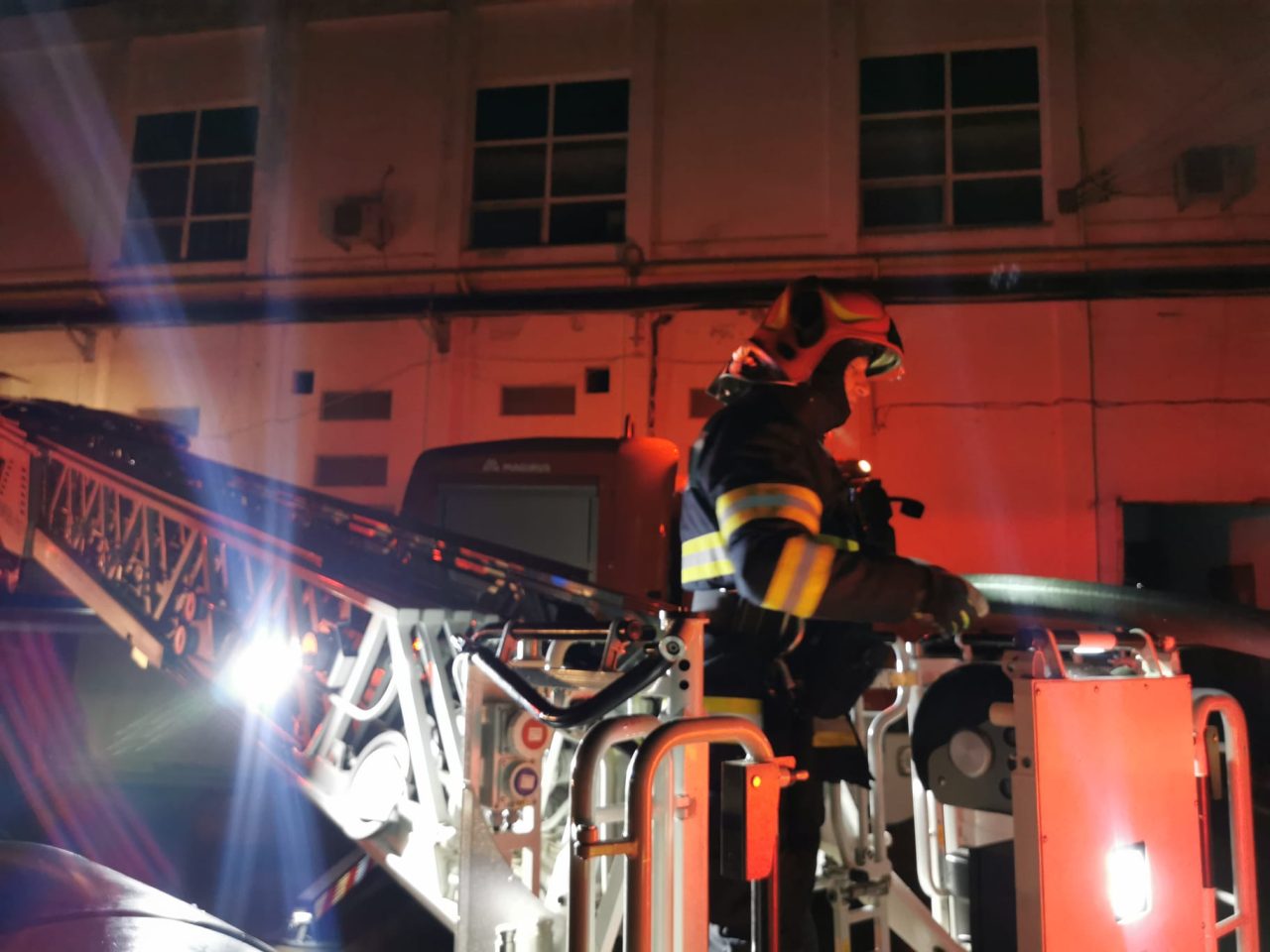 FOTO | Incendiu la o fabrică de textile din Botoşani. 59 de angajaţi au fost evacuați