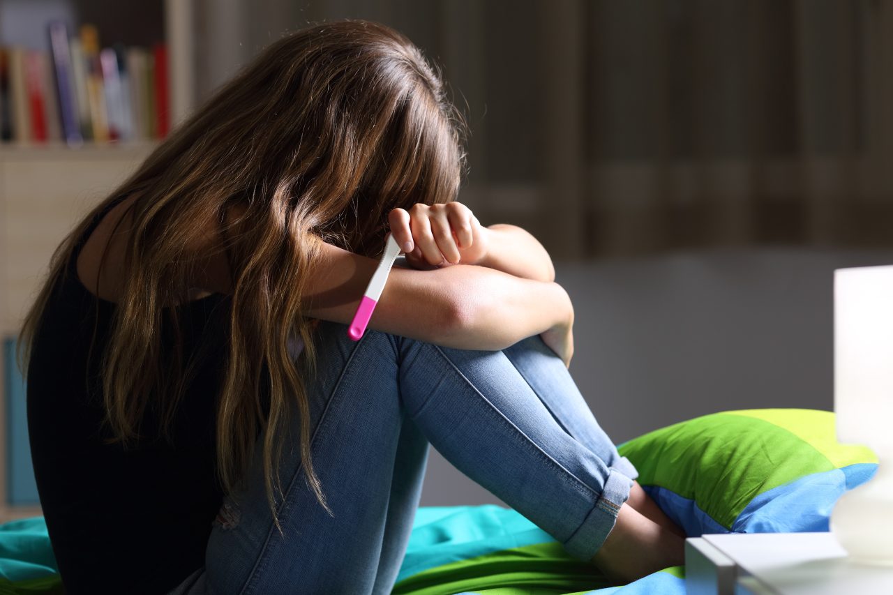 Peste 16.000 de adolescente au devenit mame anul trecut. Cele mai multe sunt din Mureş