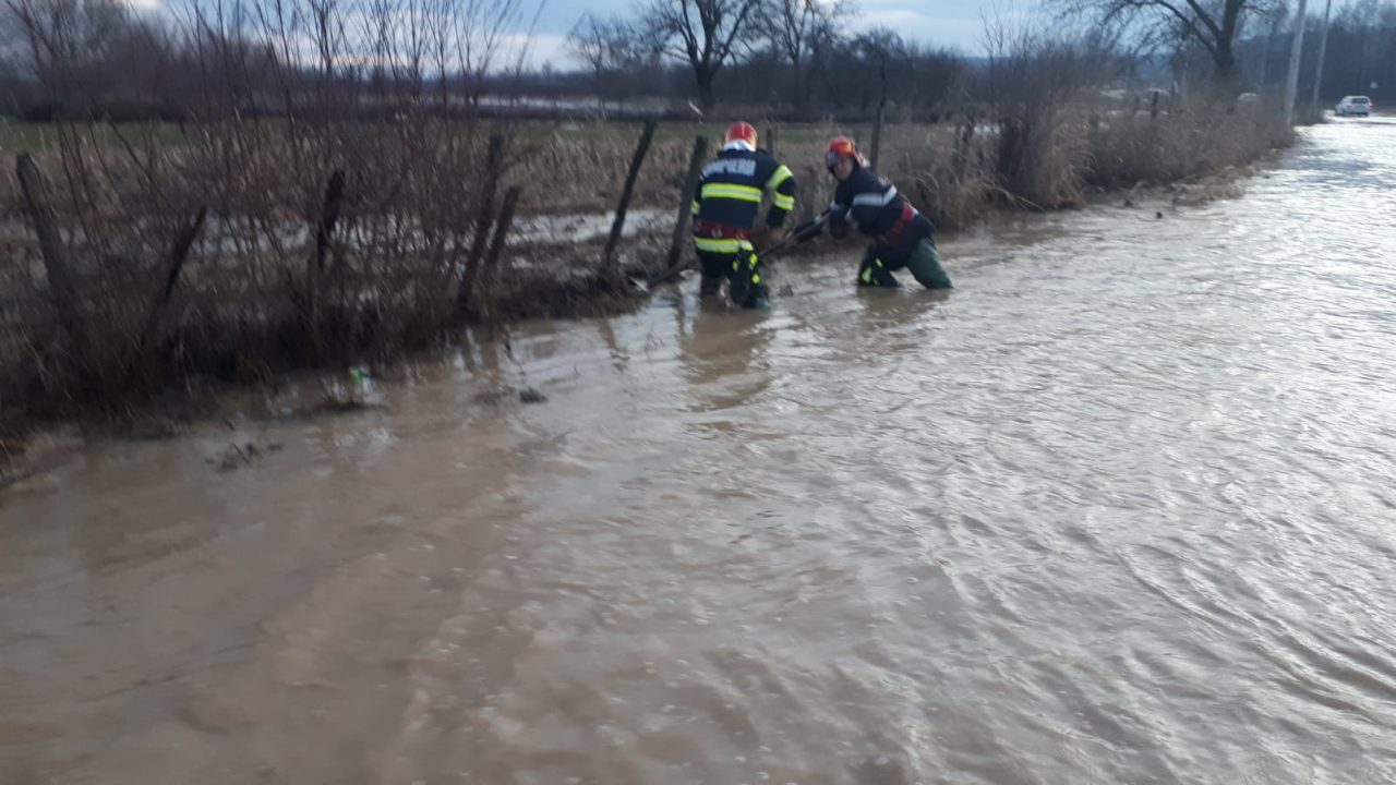 Pericol de inundații în sate din cinci județe. Hidrologii au emis avertizare cod galben