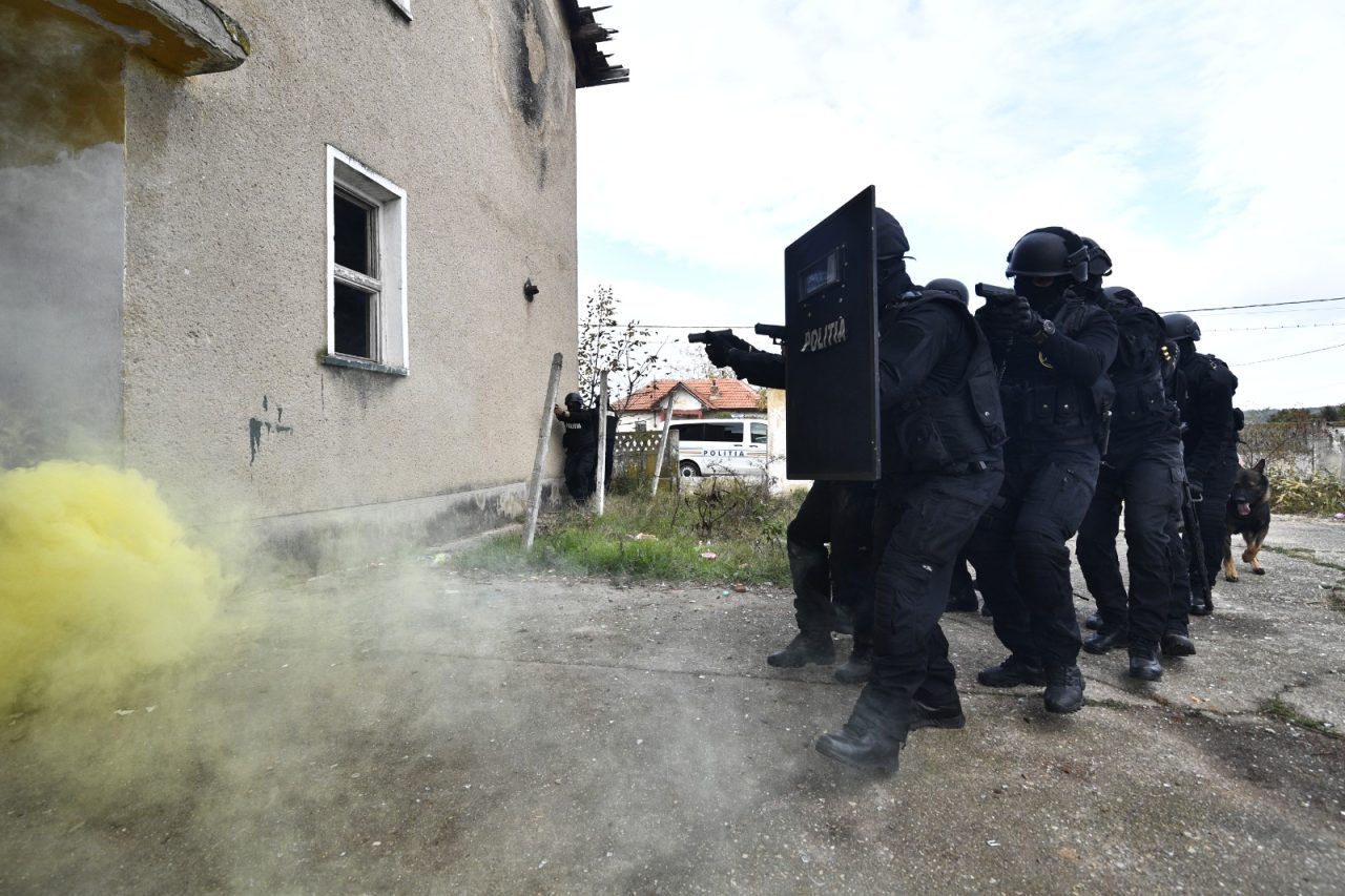 Un bărbat și-a sechestrat și torturat tatăl după ce s-a drogat cu otravă pentru șobolani. Mascații au descins în forță, înainte să fie prea târziu