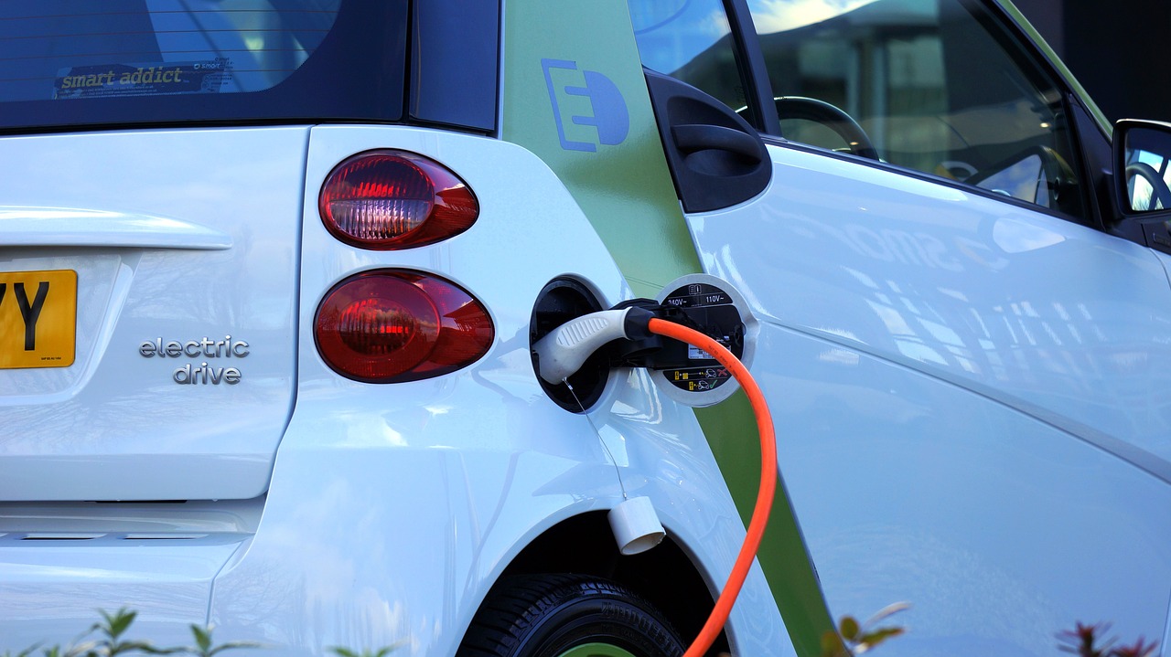 Primăria Capitalei, undă verde pentru a cumpăra 200 de mașini electrice din fondurile de mediu. Dotarea pentru spitale, respinsă