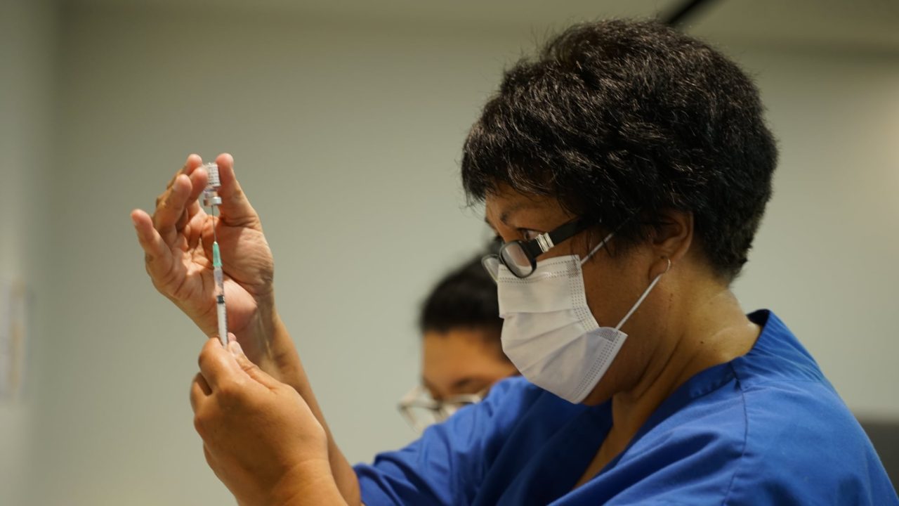 Un bărbat din Noua Zeelandă s-a vaccinat de zece ori într-o zi. El ar fi primit bani să se imunizeze în locul altor persoane