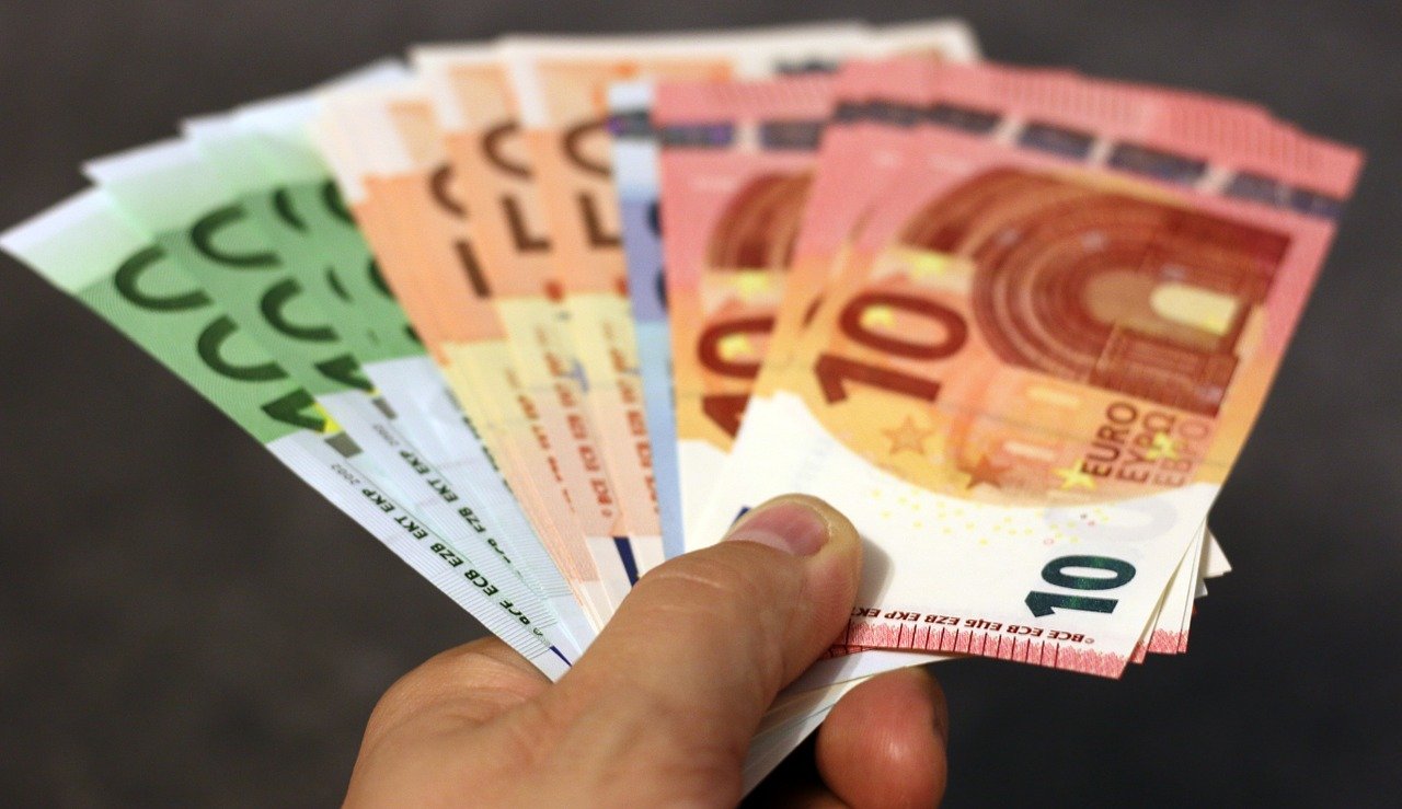 Un român a încercat să mituiască un vameș din Austria, pentru a trece granița. I-a spus că nu are bani de teste PCR și i-a „plasat” 50 de euro