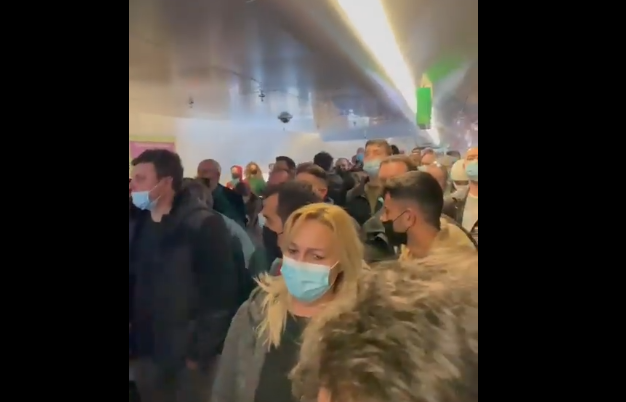 VIDEO | Haos pe „Otopeni”, unde sute de persoane stau la coadă la terminalul Sosiri din cauza formalităților Covid -19