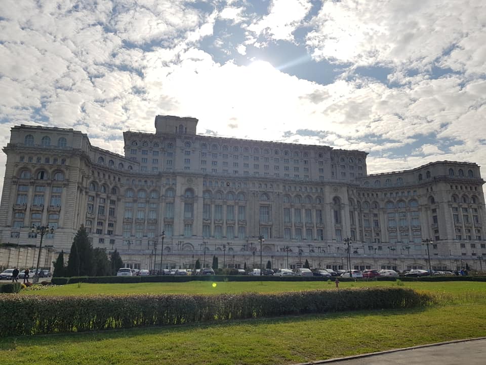 Cetățeanul irlandez care a sărit gardul și a intrat pe geam în Palatul Parlamentului, a fost lăsat liber de procurori