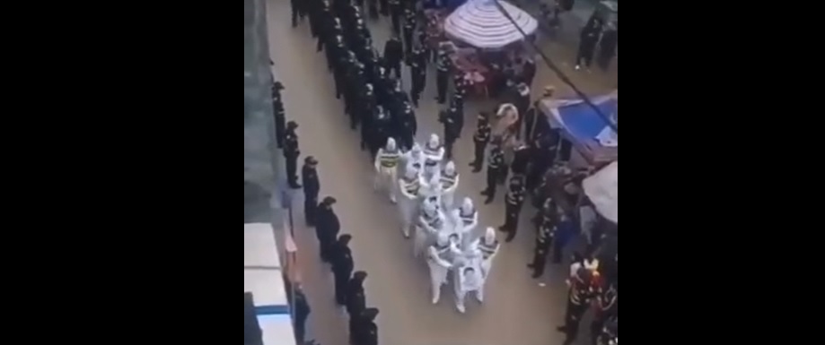 VIDEO | Polițiștii chinezi au defilat pe stradă cu persoane bănuite că au încălcat regulile impuse din cauza pandemiei