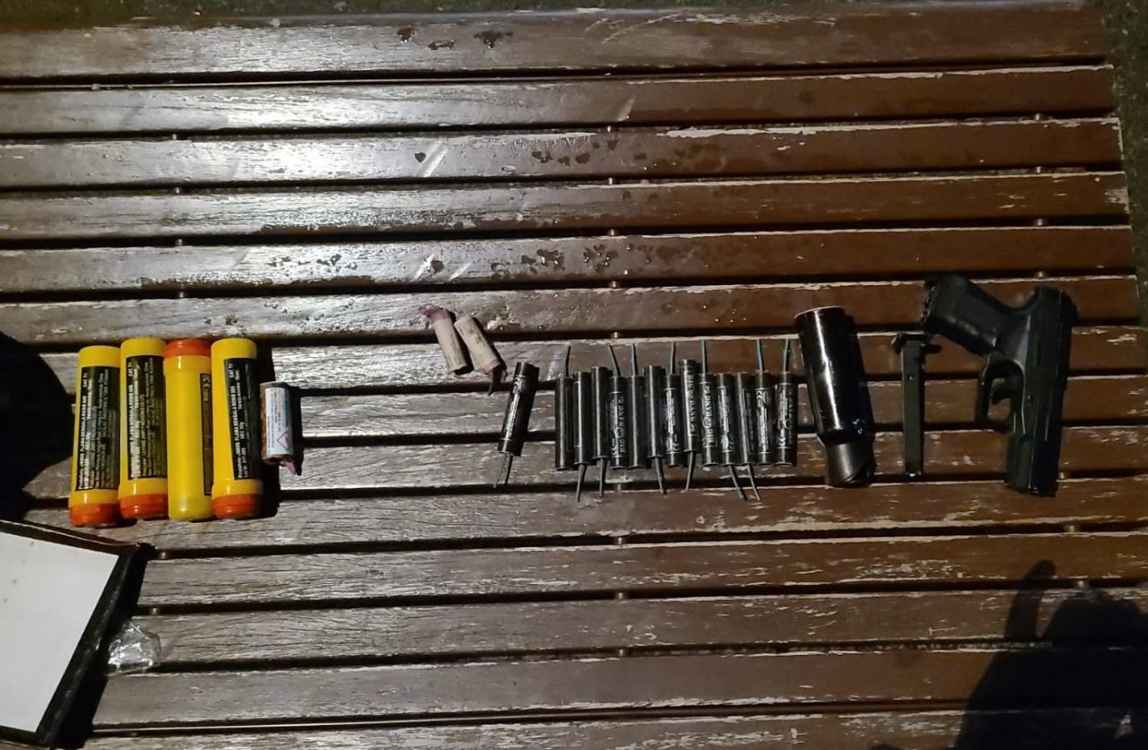 Pistol de tip airsoft, găsit într-o mașină din zona Arenei Naționale. Jandarmii făceau controale înaintea meciului FCSB-Rapid