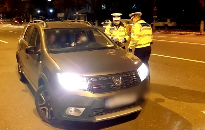 Ce a pățit un șofer din Neamț care a vrut să mituiască doi polițiști rutieri cu 200 de lei. Dialogul dintre bărbat și unul dintre agenți a fost înregistrat