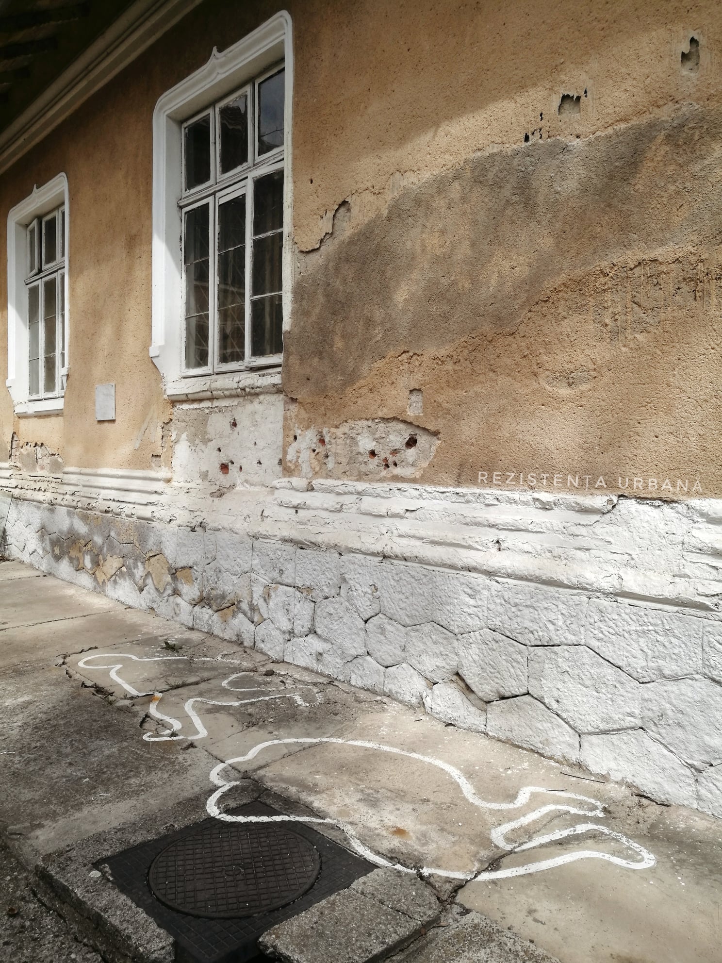 UM 01417, fosta Școală Superioară de Cavalerie "Ferdinand I", unde au fost deținuți Nicolae și Elena Ceaușescu între 22-25 decembrie 1989, locul procesului și execuției celor doi (25 decembrie 1989) Curtea din spate. Locul execuției, zidul unui corp de gardă, extensie a clădirii principale. Nu toate urmele gloanțelor care i-au ucis pe Ceaușești se păstrează, deoarece s-au făcut reeparații stângace de-a lungul anilor. Contururile de jos, menite a indica unde au căzut cei doi, nu respectă adevărul istoric, mai ales conturul din dreapta, al lui Nicolae Ceaușescu. Sursa foto și descrieri: Rezistența urbană