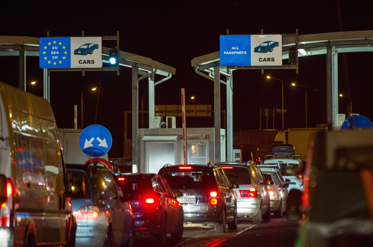 Aglomerație în vămile din vestul țării. Românii din diaspora se întorc la lucru în străinătate