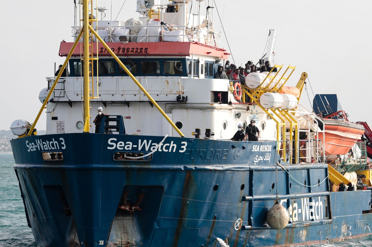 Aproape 100 de migranți, salvați din apele Mediteranei de ONG-ul Sea-Watch