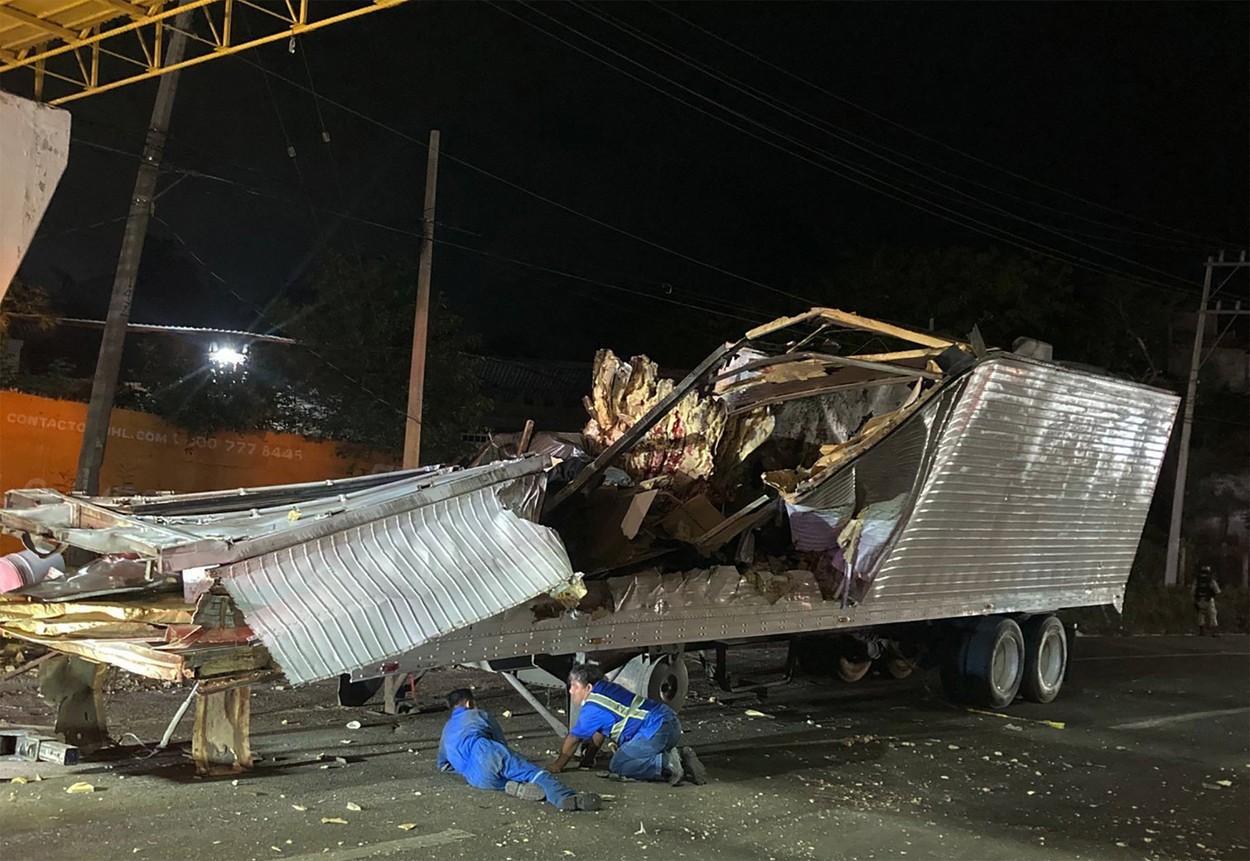 Peste 50 de migranți au murit şi 100 au fost răniți, după ce camionul în care se aflau s-a răsturnat pe o autostradă din Mexic (FOTO)