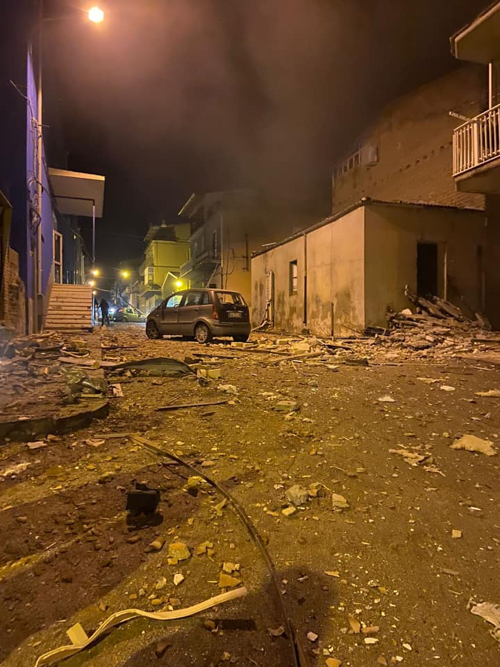 Trei case s-au prăbușit după o explozie în Italia. Două persoane au murit și încă sunt căutați supraviețuitori. „Zona arată ca Beirut”
