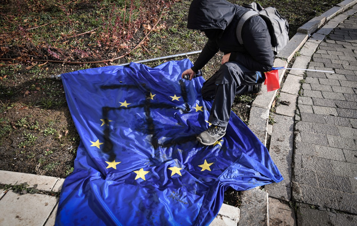Un protestatar AUR a desenat o svastică pe steagul UE. Parchetul General a fost sesizat de un deputat