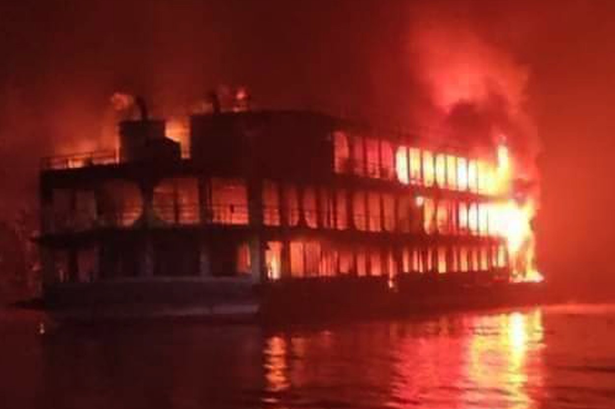 Bangladesh: 30 de morți după ce un feribot a luat foc. Unii dintre cei 300 de pasageri au sărit în apă și sunt căutați de autorități